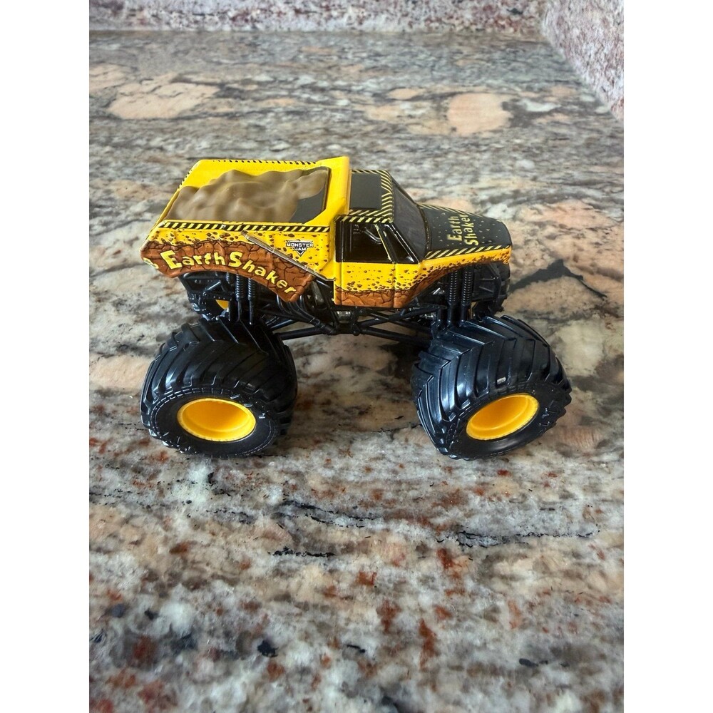 Monster Jam EARTH SHAKER Mud Tires Tracks Monster Truck